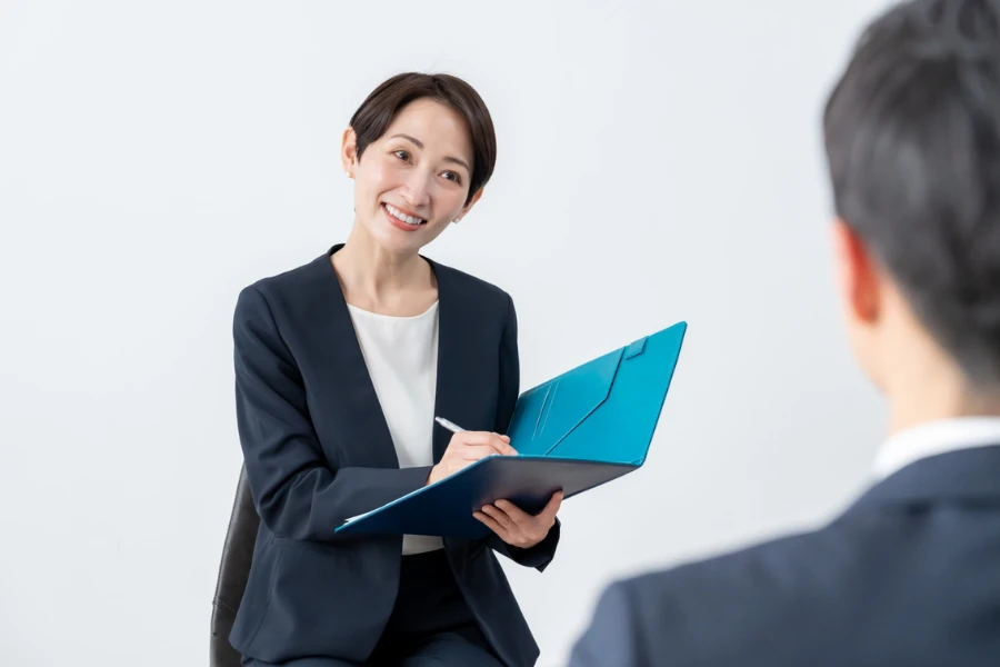 女性行政書士がお客様と面談している様子