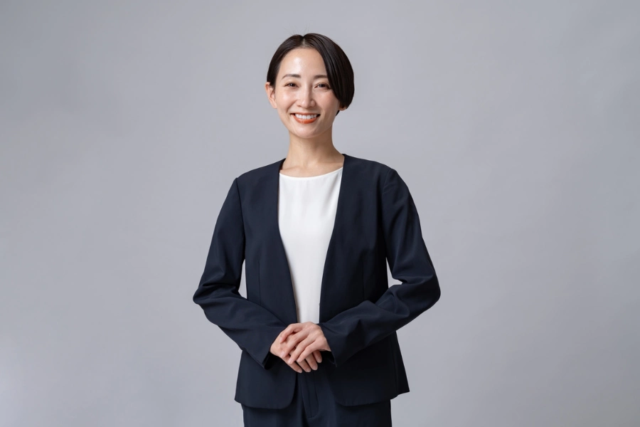 女性の行政書士が笑顔でこちらを見ている写真