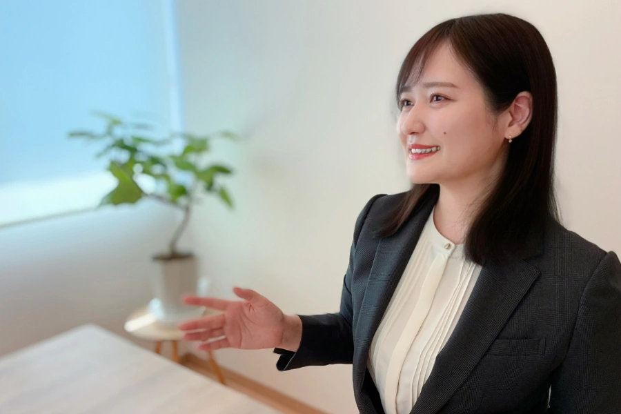 行政書士の野村舞香が面談する様子